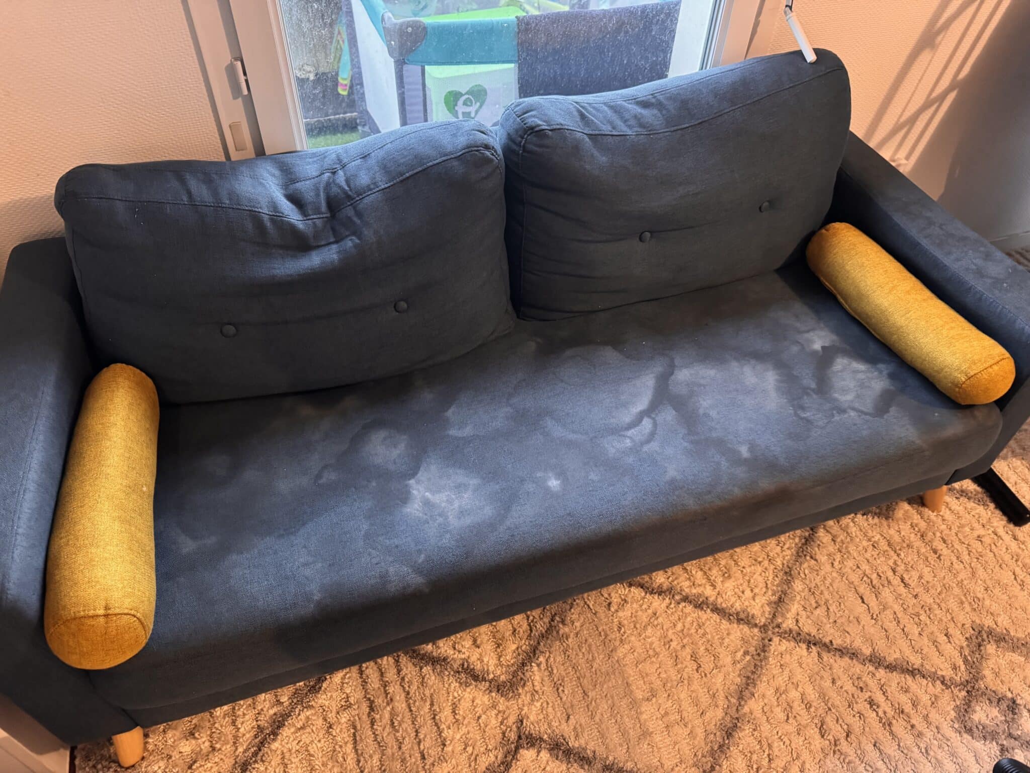 Nettoyage de canapé pour particuliers sur canapé en tissu avec traitement des assises et résultat uniforme