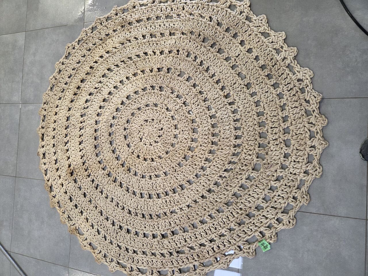 Tapis rond en fibres naturelles avec méthode adaptée