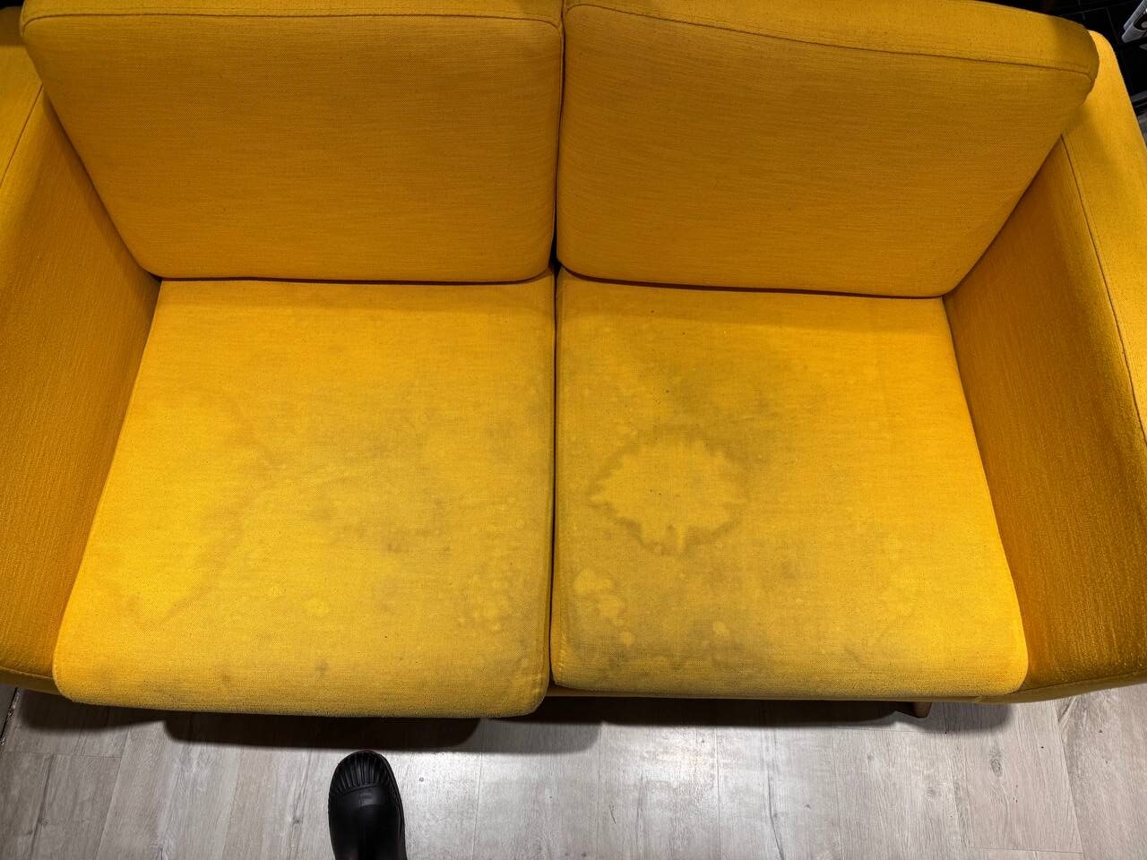 Nettoyage de canapé pour particuliers sur canapé en tissu avec taches visibles sur les assises avant traitement